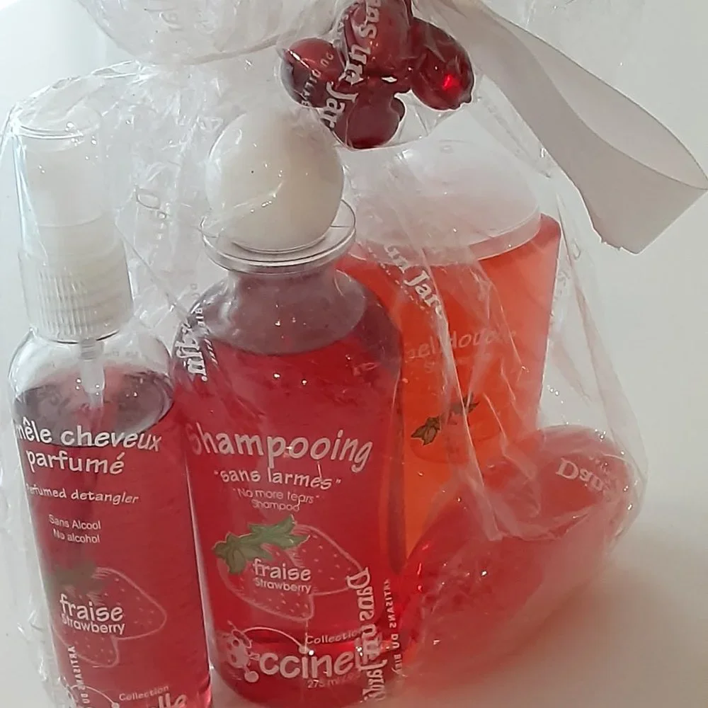 Dans un Jardin - Fraise bath/ shampooing gift set - 4 piece NEW